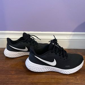 Nike Womens Shoes. New! Worn once, very comfortable